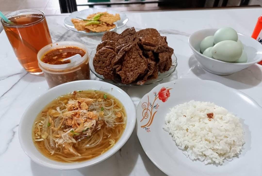 Semangkuk Kehangatan Khas Jawa di Tengah Kota Pontianak: Yuk, Cobain Soto Solo Berseri!